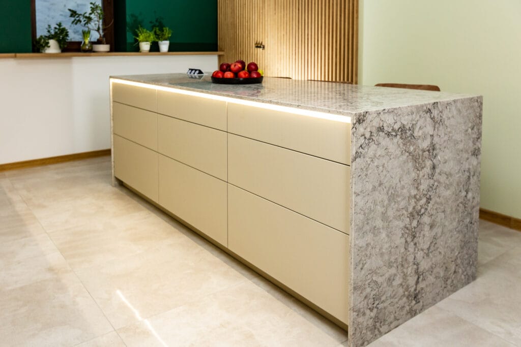 Wyspa kuchenna z kamiennym blatem i oświetleniem LED