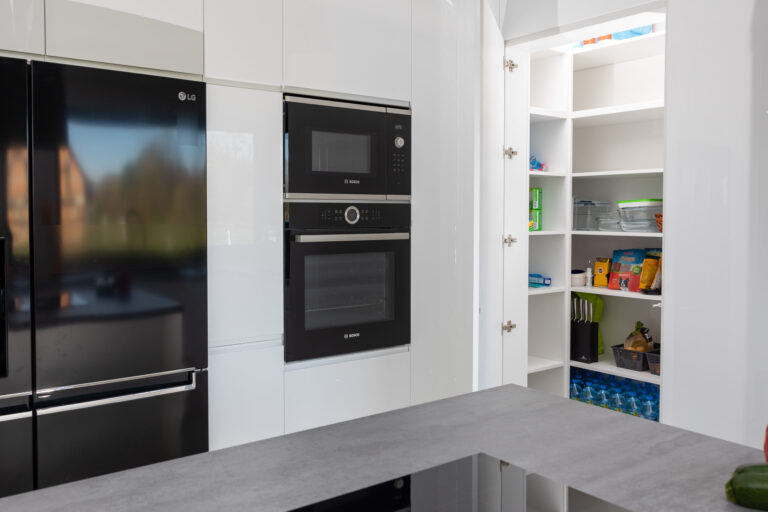 Spiżarnia w kuchni – aranżacje, które odmienią Twój dom