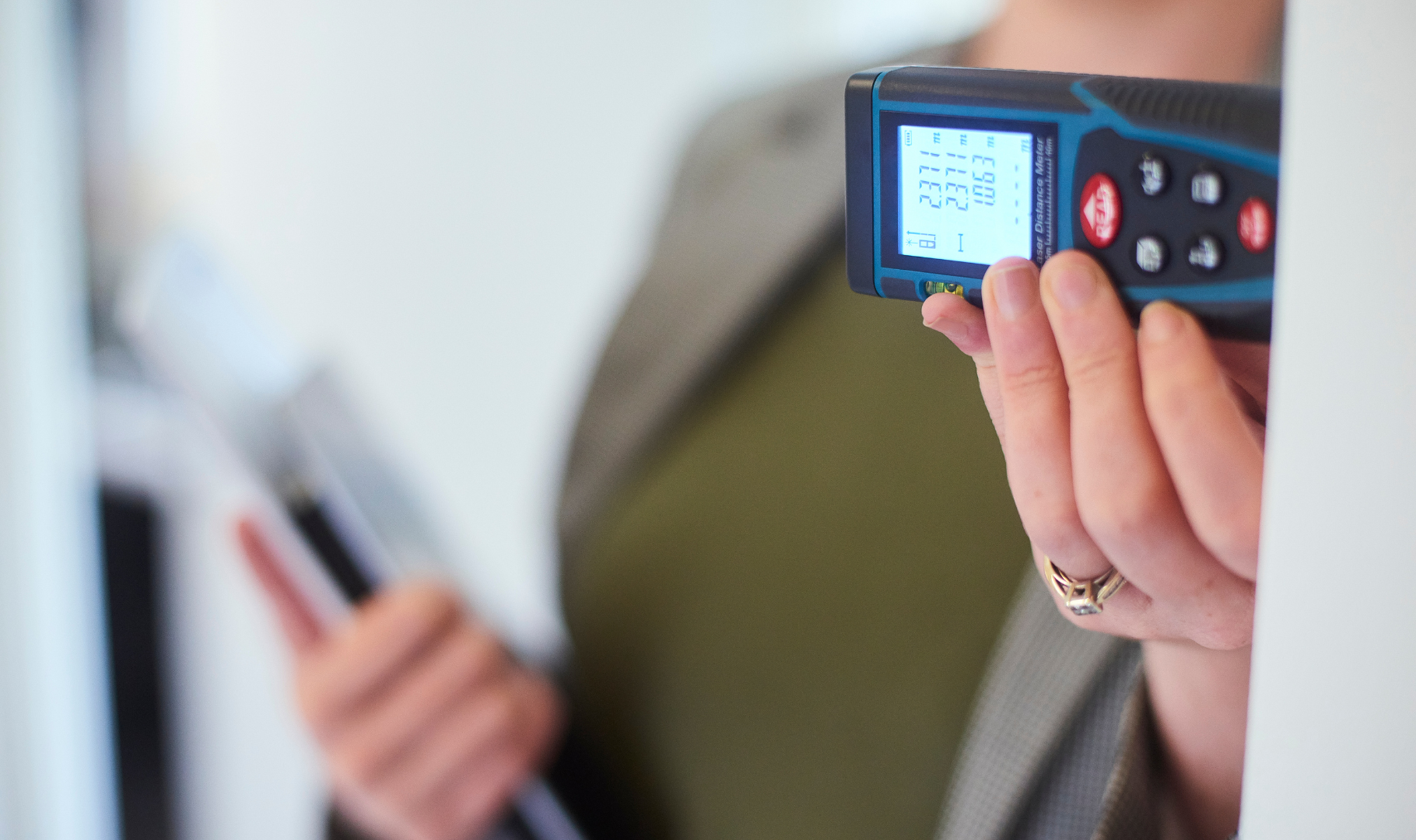 Jak zmierzyć przestrzeń pod meble na wymiar?