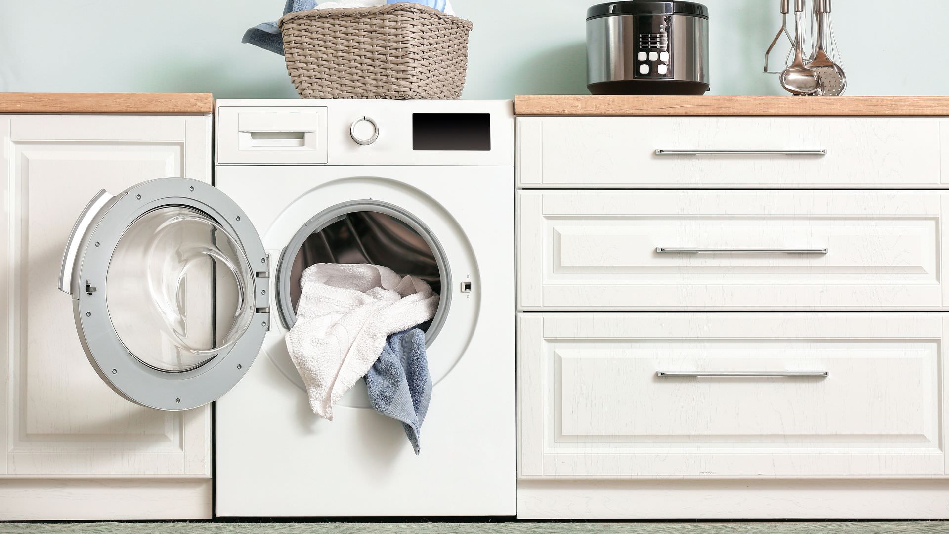 Pralka pod blatem w kuchni