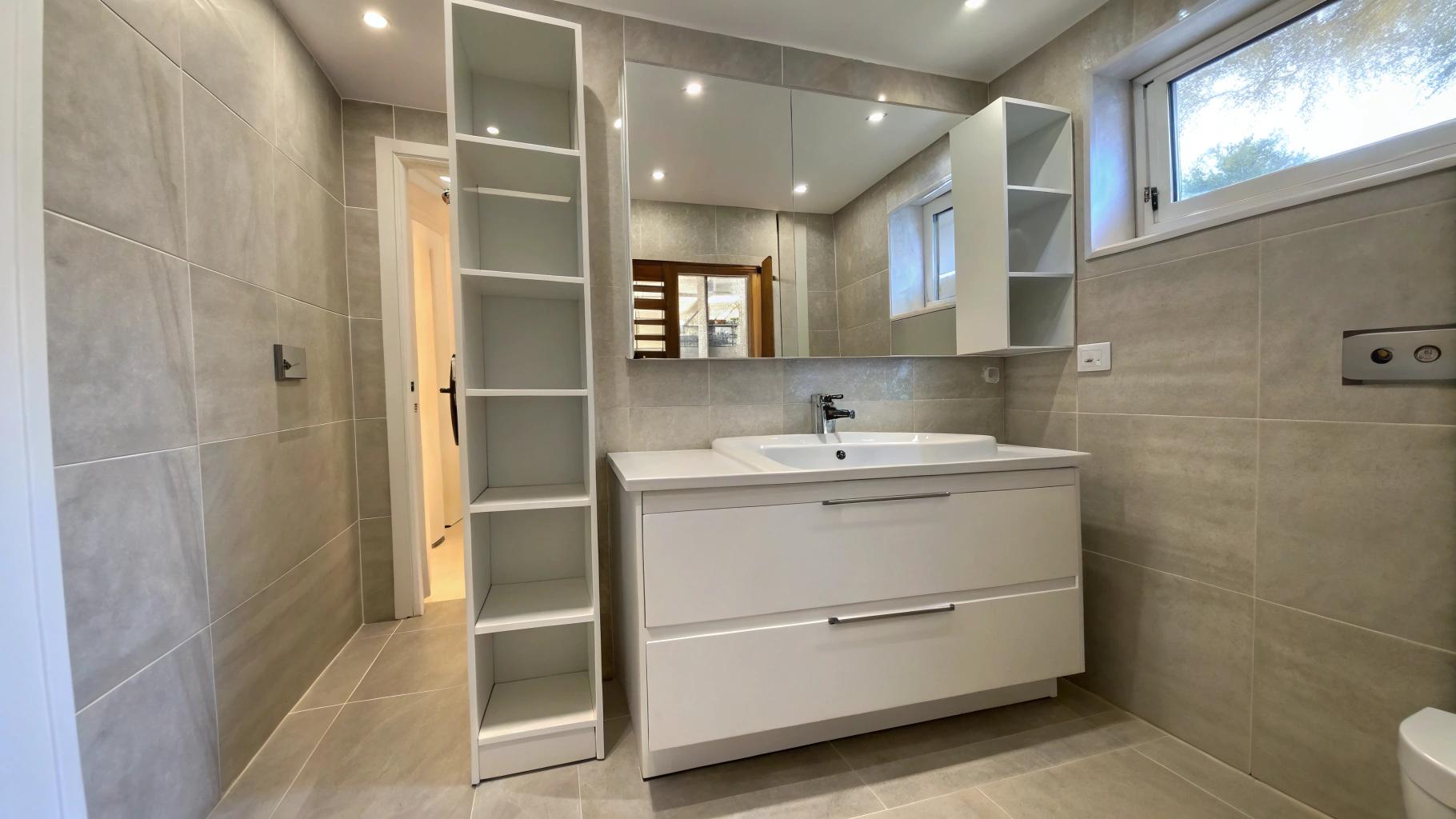 Meble do małej łazienki – jak urządzić wnętrze łączące styl i funkcjonalność?